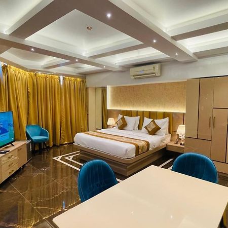 Home2 Renaissance Club Мумбай Екстериор снимка