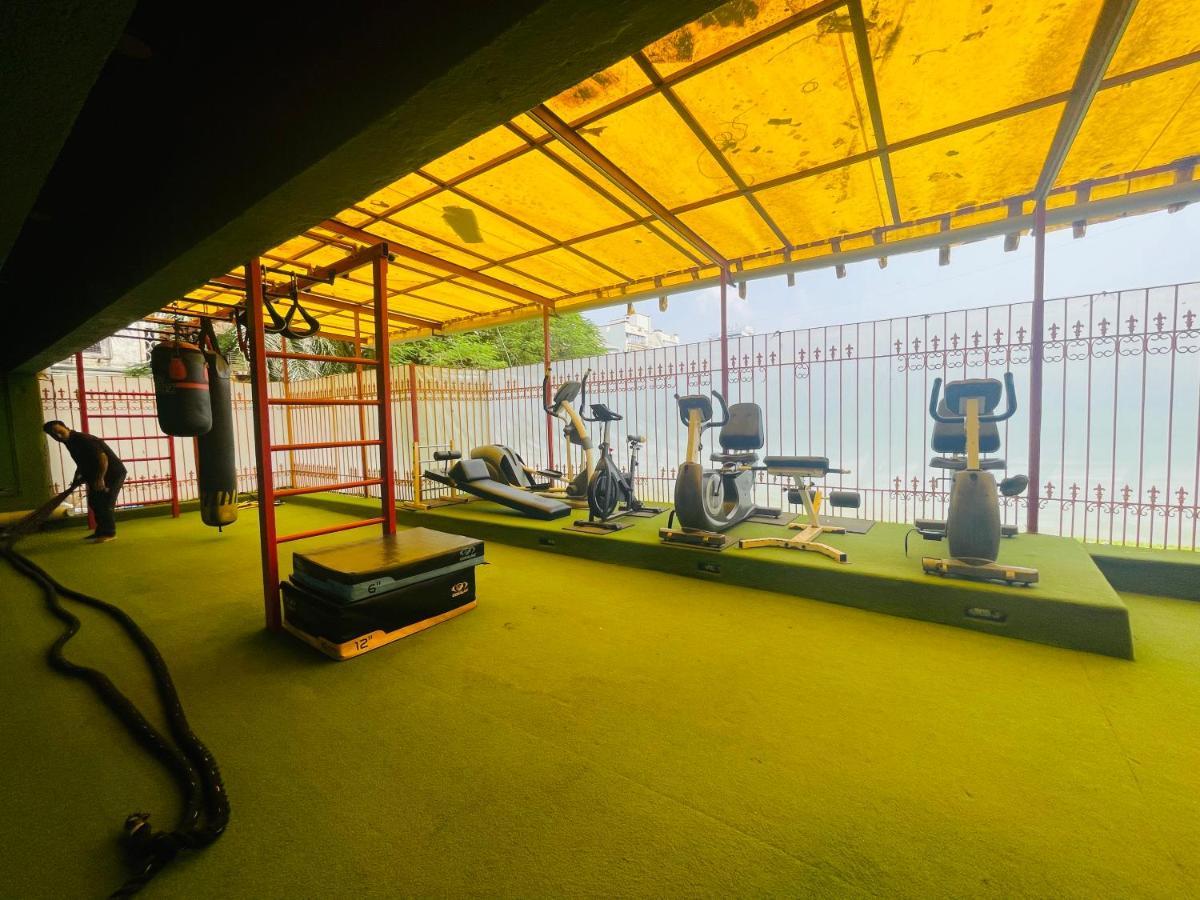Home2 Renaissance Club Мумбай Екстериор снимка