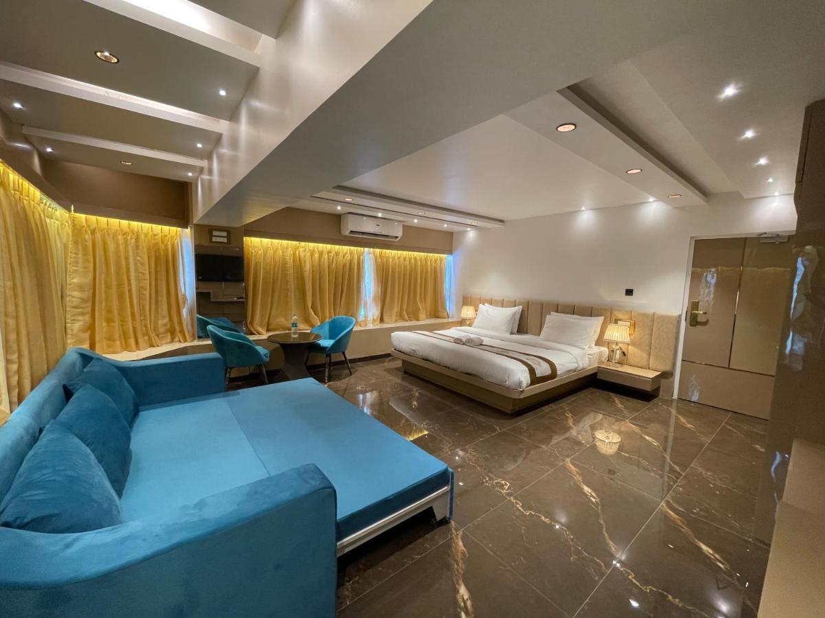 Home2 Renaissance Club Мумбай Екстериор снимка