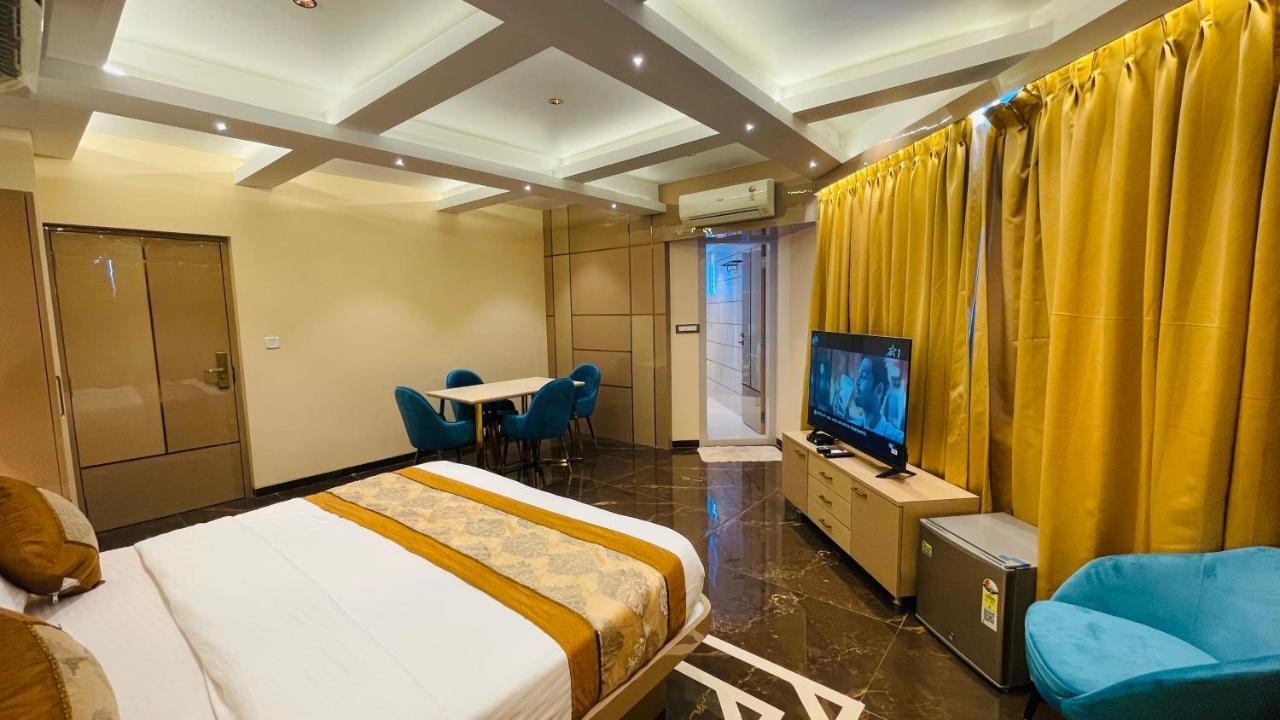 Home2 Renaissance Club Мумбай Екстериор снимка