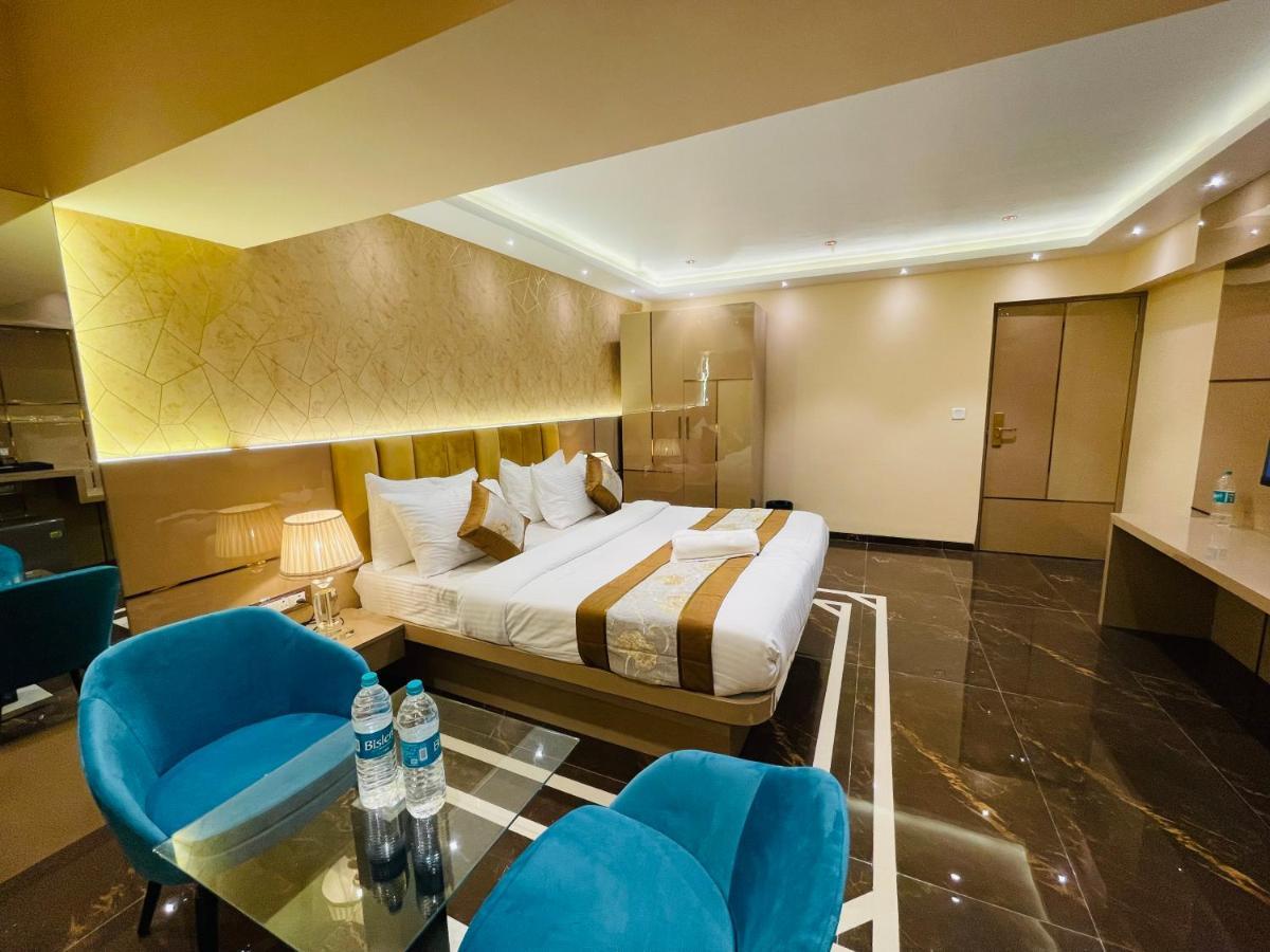 Home2 Renaissance Club Мумбай Екстериор снимка