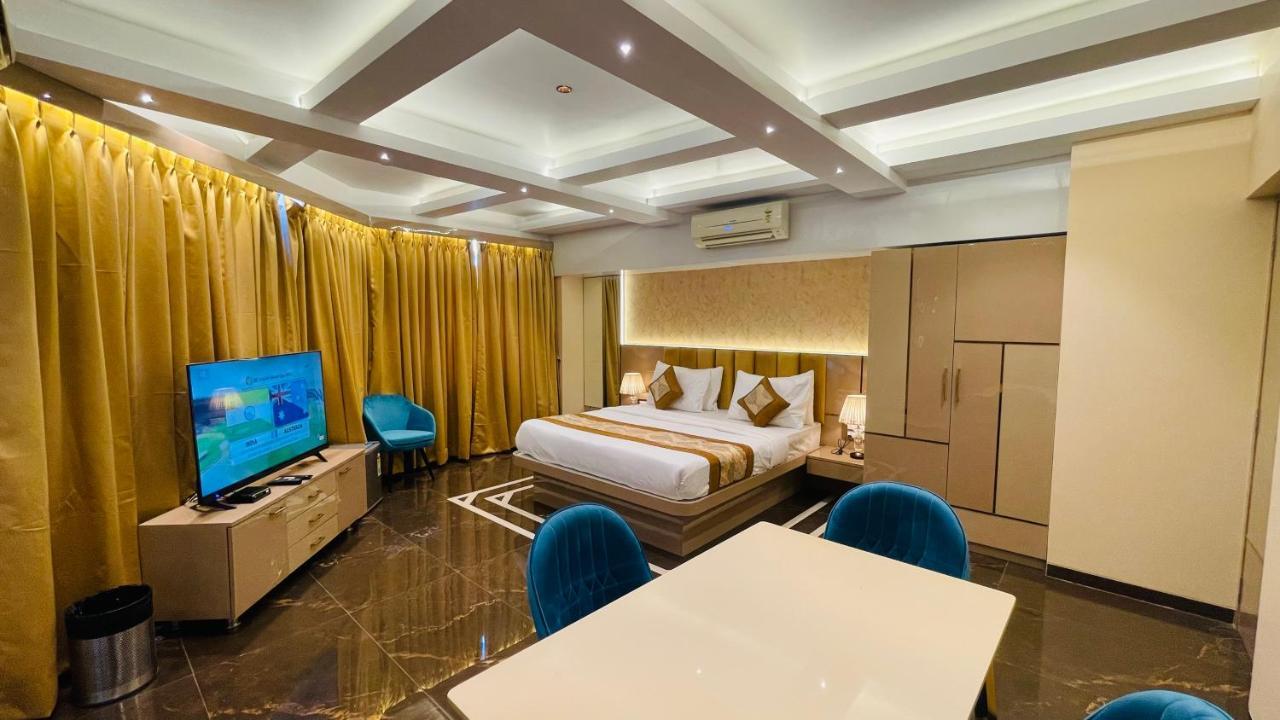 Home2 Renaissance Club Мумбай Екстериор снимка
