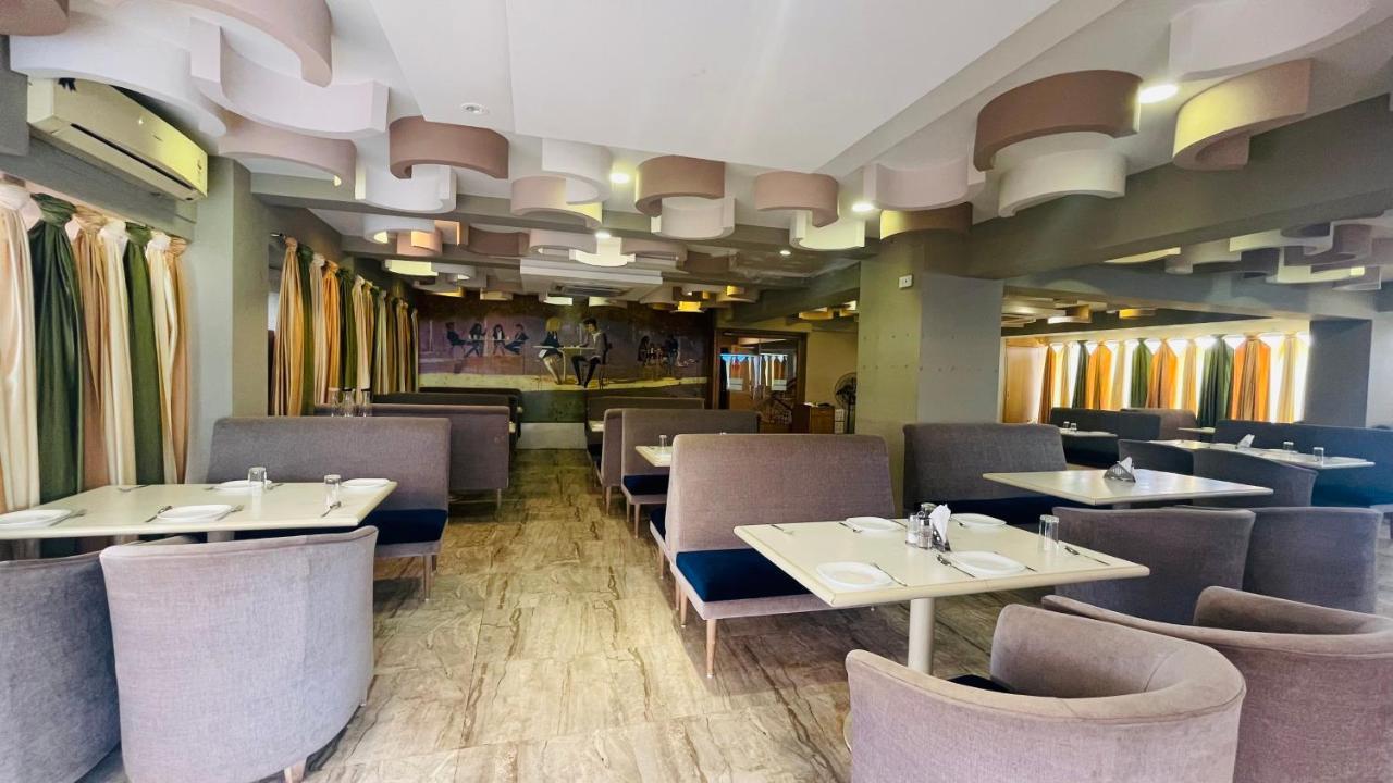 Home2 Renaissance Club Мумбай Екстериор снимка