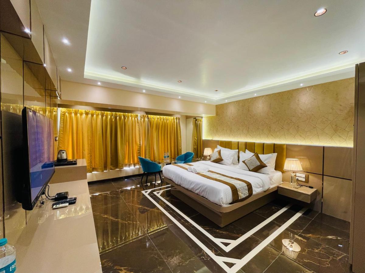 Home2 Renaissance Club Мумбай Екстериор снимка