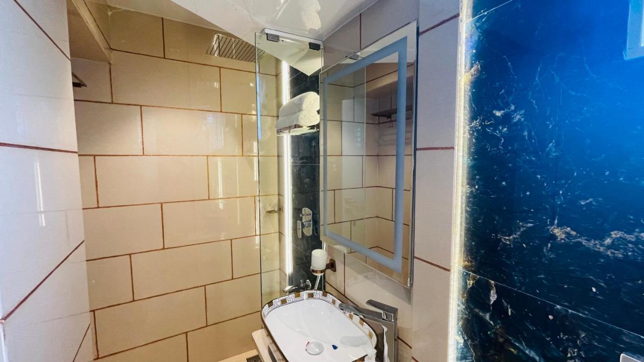 Home2 Renaissance Club Мумбай Екстериор снимка