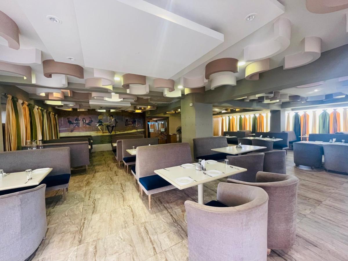 Home2 Renaissance Club Мумбай Екстериор снимка
