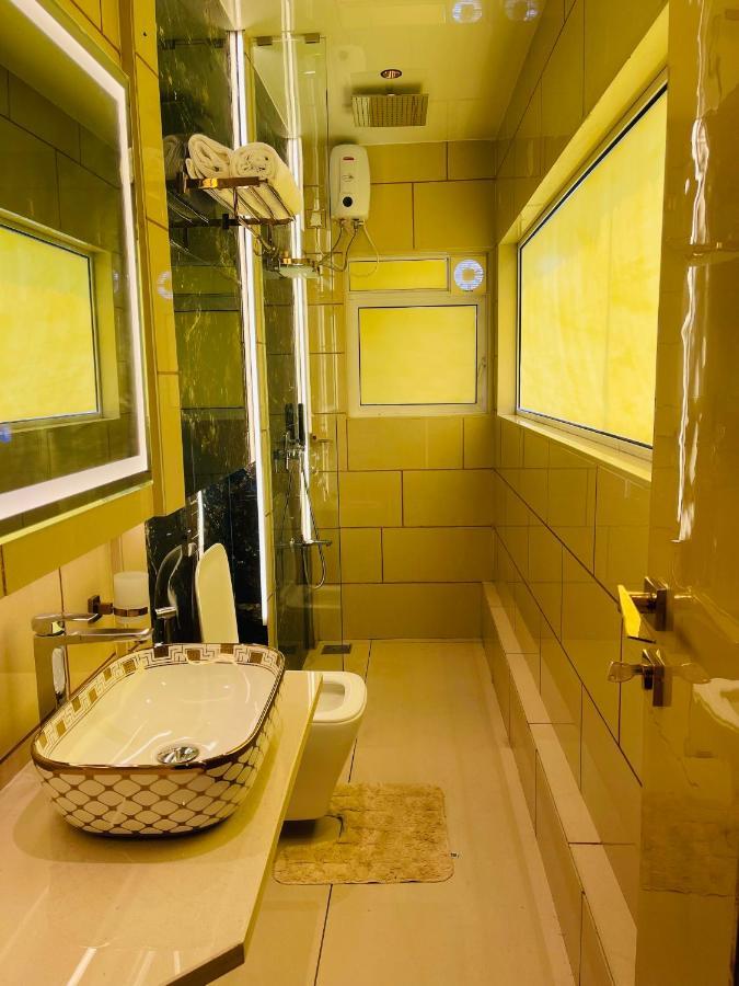 Home2 Renaissance Club Мумбай Екстериор снимка