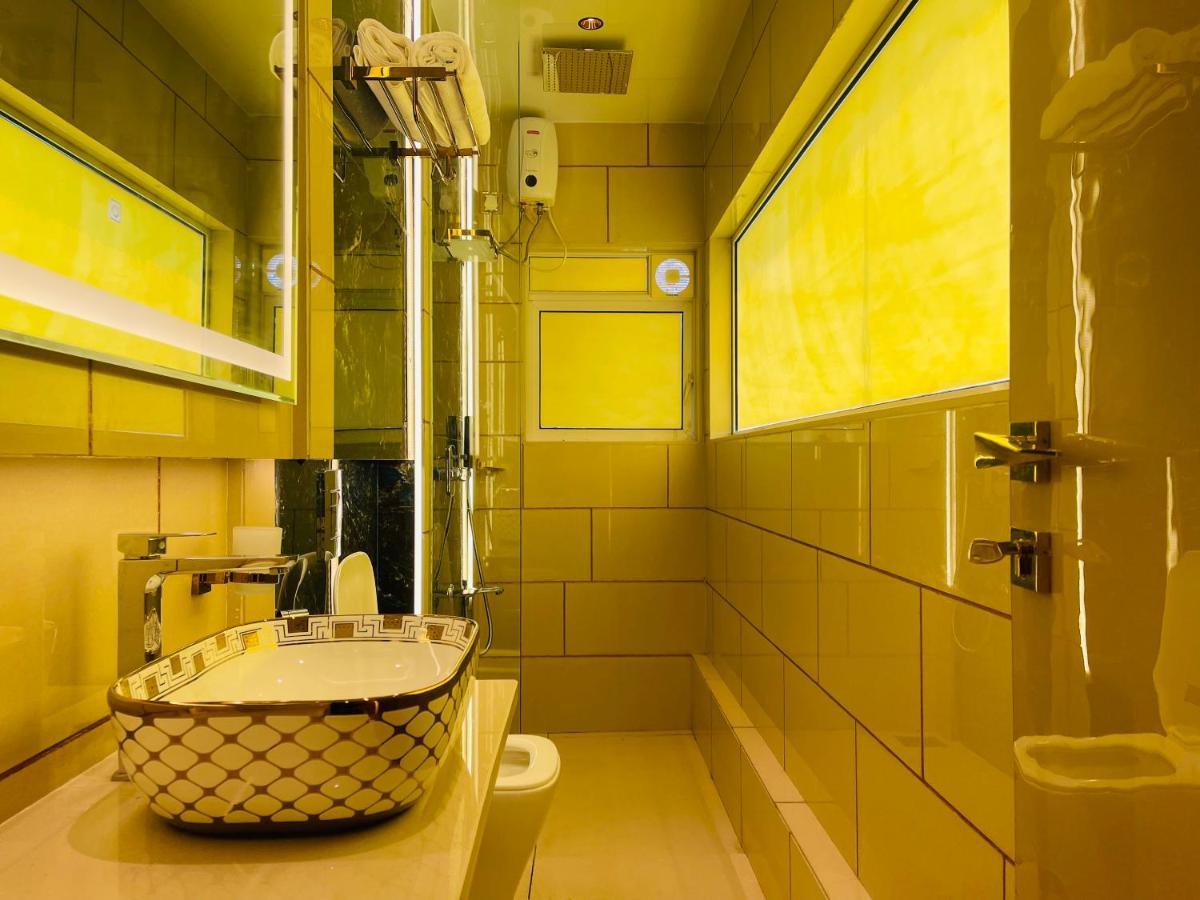 Home2 Renaissance Club Мумбай Екстериор снимка