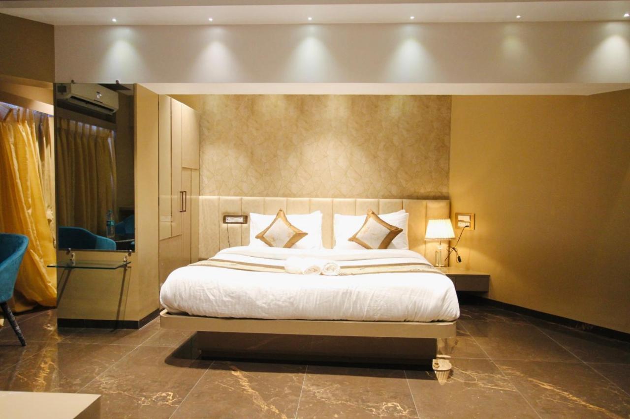 Home2 Renaissance Club Мумбай Екстериор снимка
