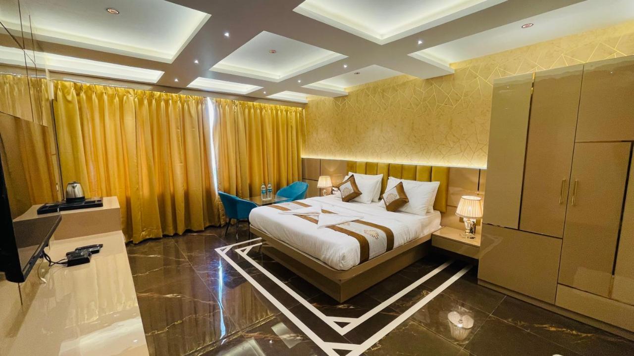 Home2 Renaissance Club Мумбай Екстериор снимка