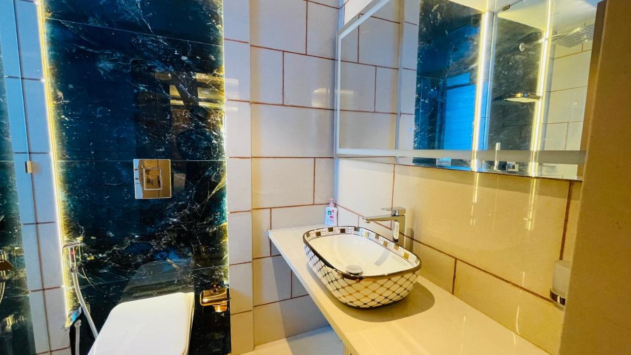 Home2 Renaissance Club Мумбай Екстериор снимка