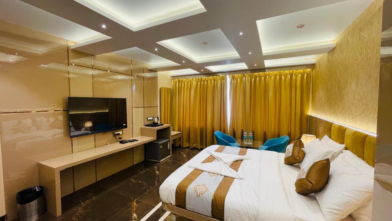 Home2 Renaissance Club Мумбай Екстериор снимка