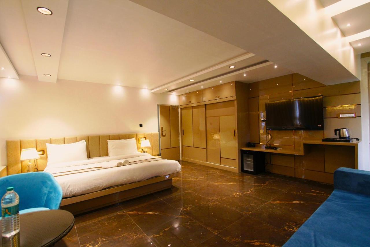 Home2 Renaissance Club Мумбай Екстериор снимка
