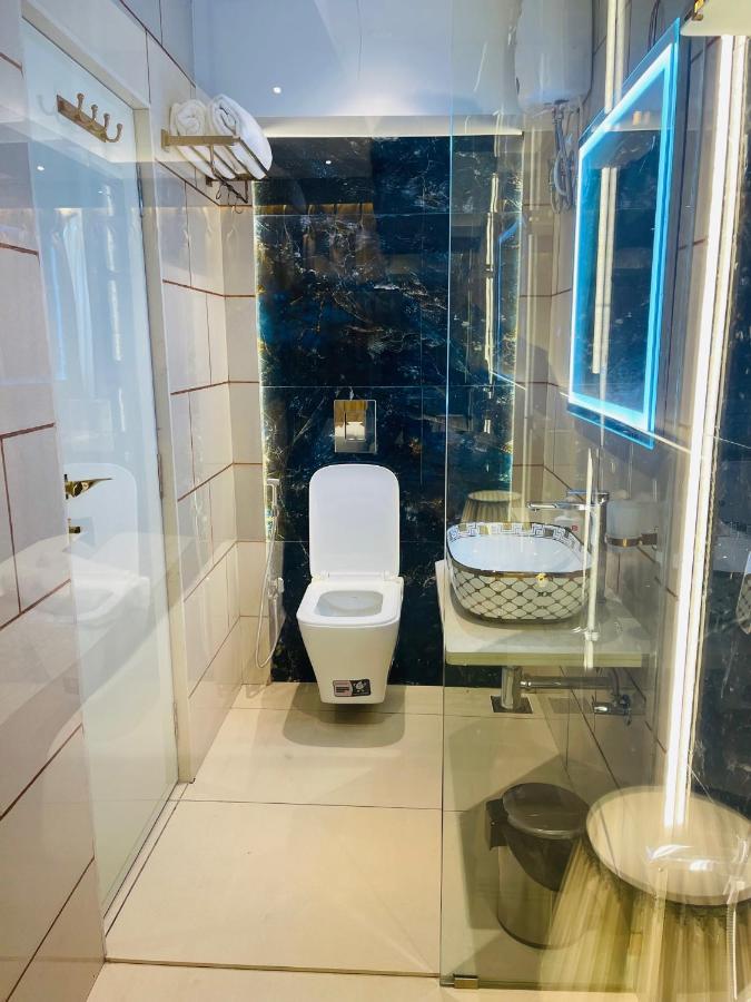 Home2 Renaissance Club Мумбай Екстериор снимка
