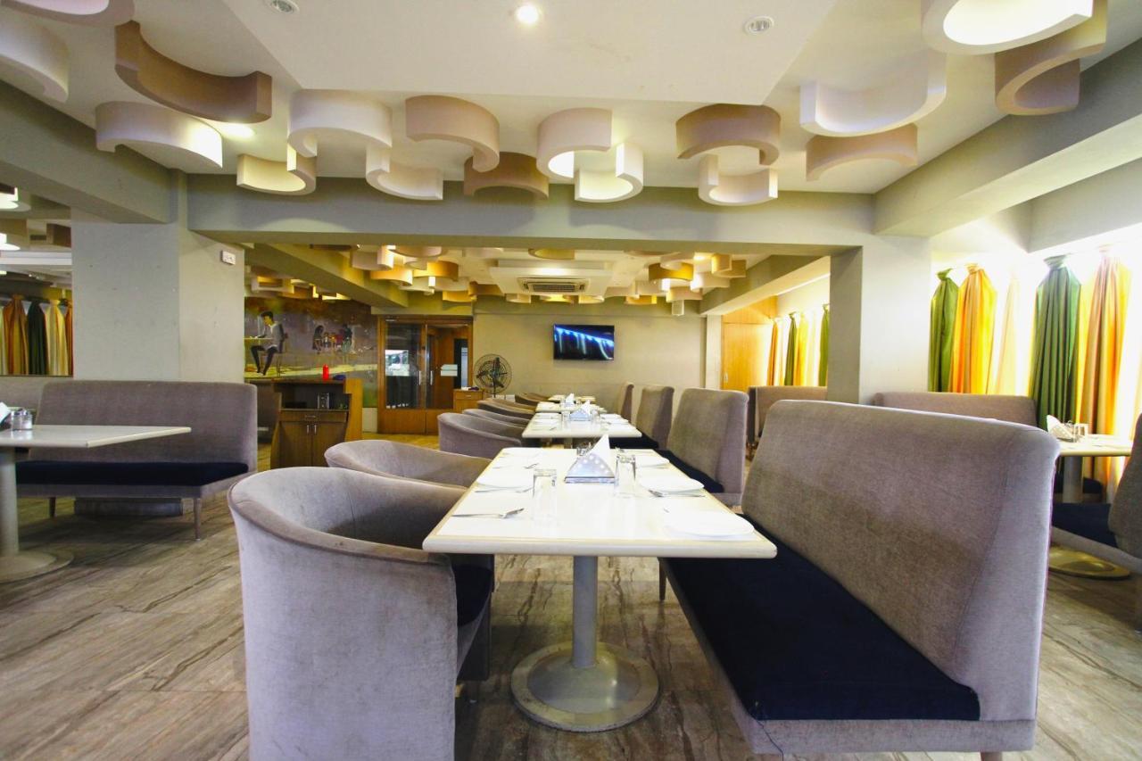 Home2 Renaissance Club Мумбай Екстериор снимка