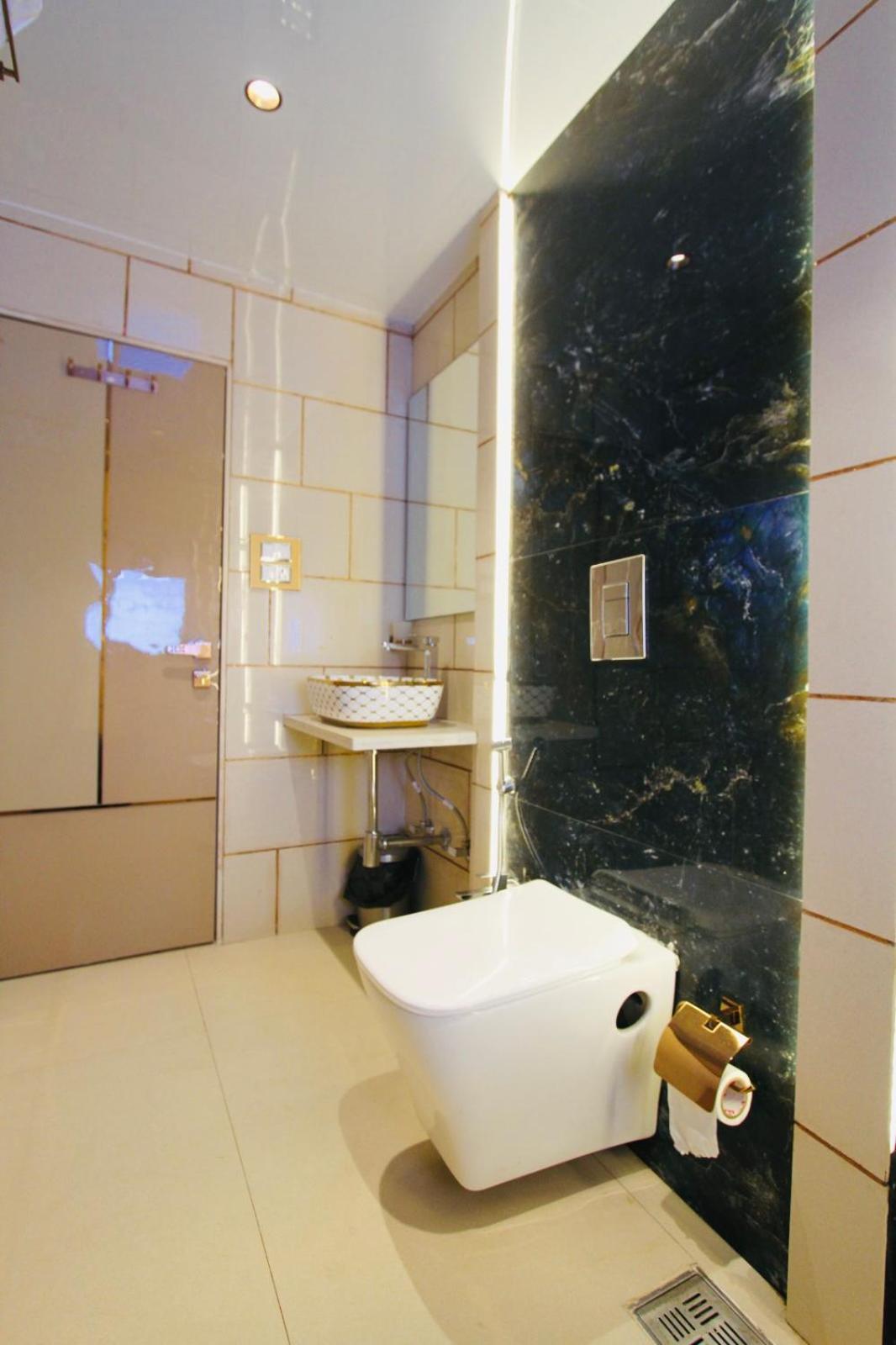 Home2 Renaissance Club Мумбай Екстериор снимка