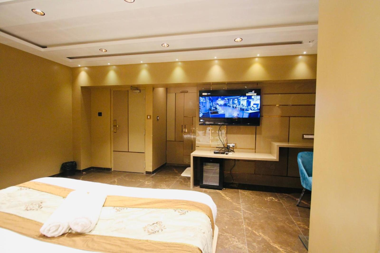 Home2 Renaissance Club Мумбай Екстериор снимка